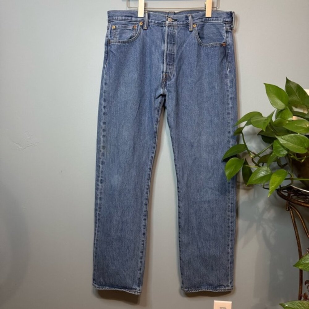 Levi's 501 Button Fly Jeans Denim Men's Blue. Size 36x32 (actual 35x30.5)